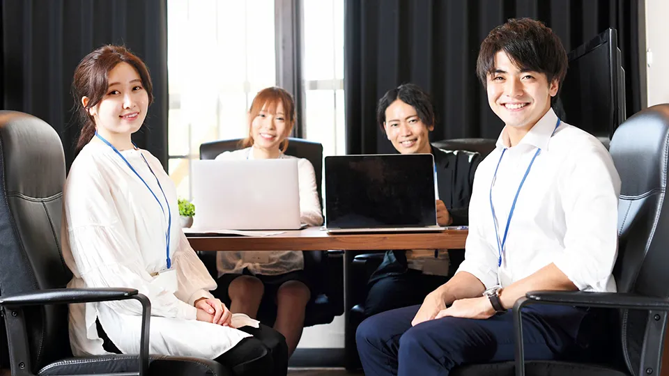 若者社会人4人が座っている様子
