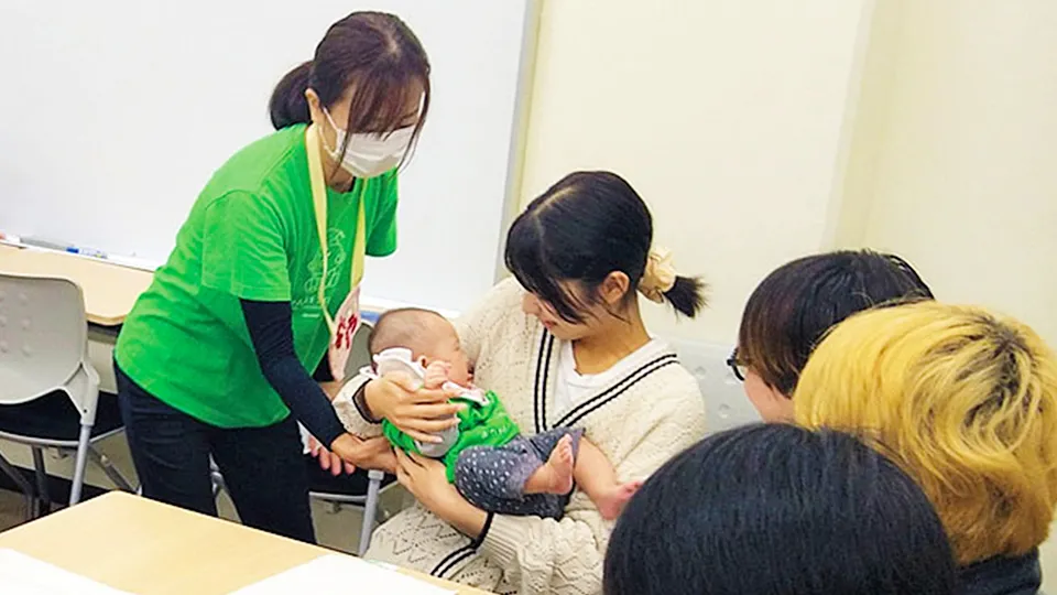 乳幼児とふれあう若者世代
