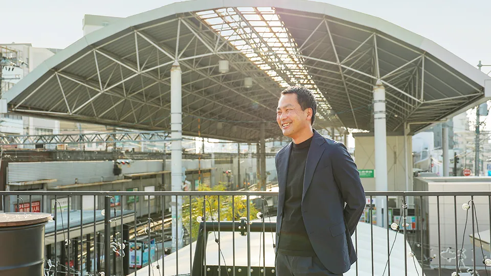 取材を受ける前田さん