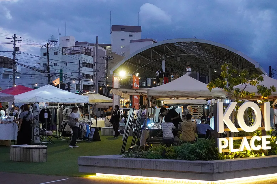 夜も賑わうKOI PLACE