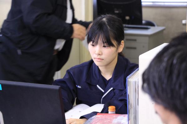パソコンにむかう警察官
