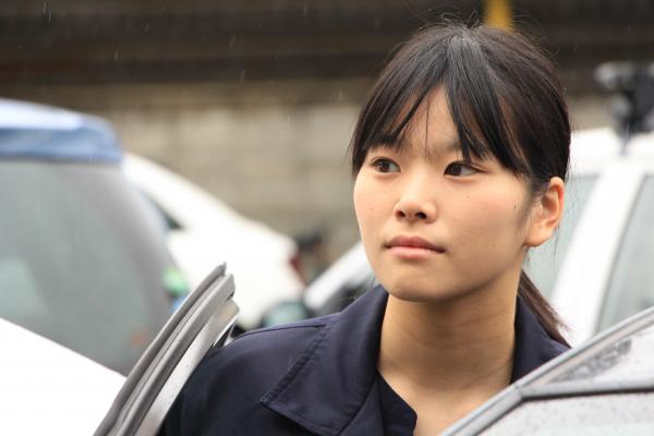 現場に向かう特捜係の警察官