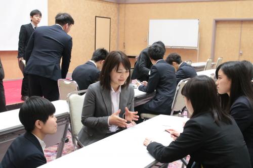 個別の質問に答えている様子