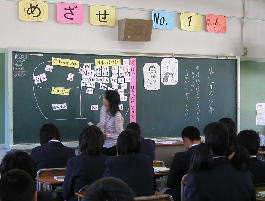 板書で意見を整理している様子1