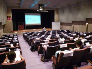 道上小学校見学画像（講堂）