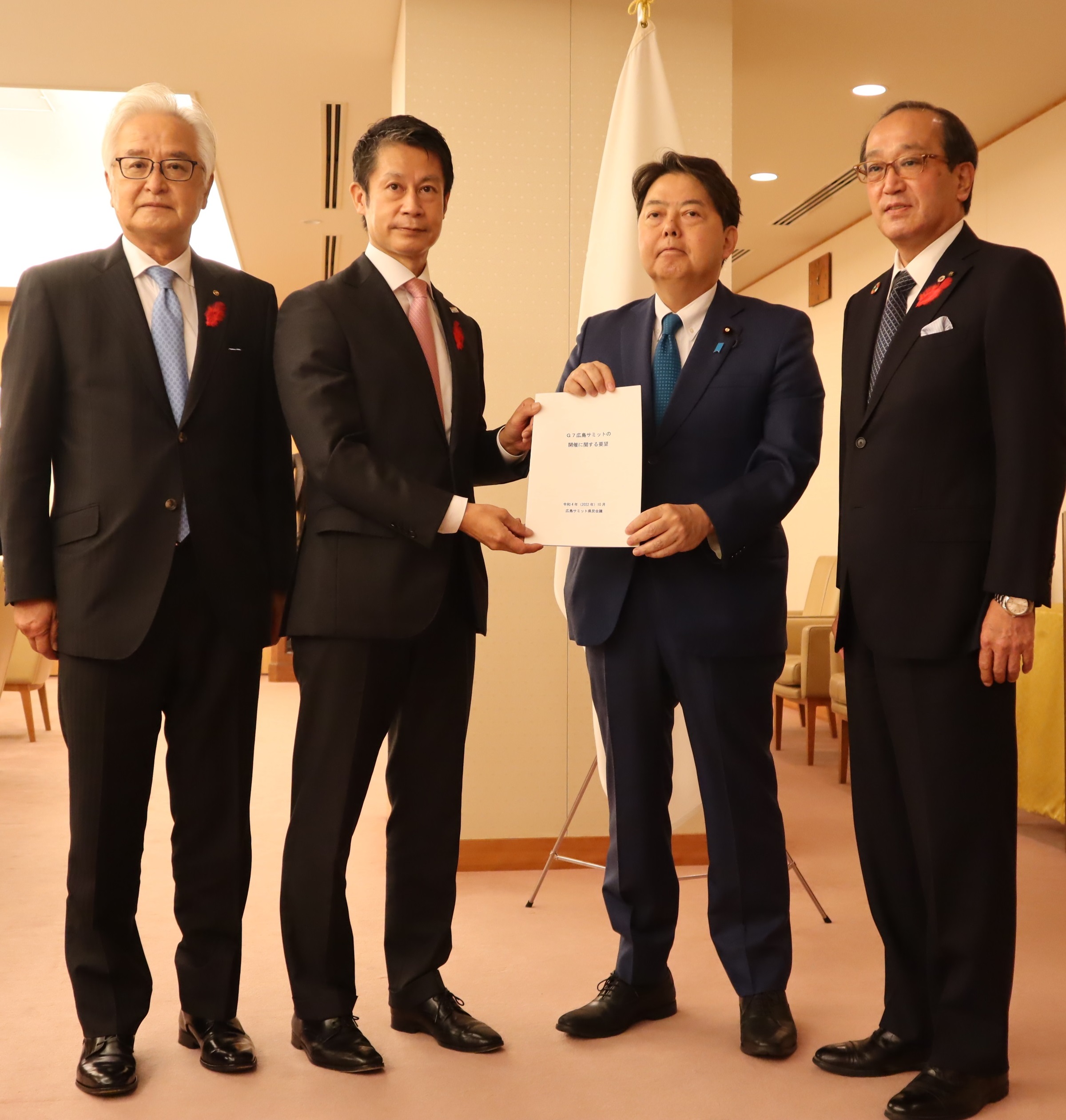 林外務大臣への要望書提出時の写真です。