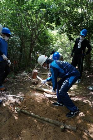 参加者による木製階段の設置