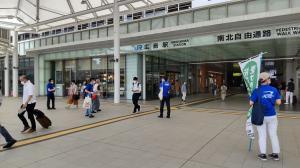 配布している様子