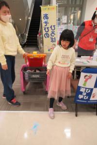 あそびのひろばinイオン広島祇園紙コプターで遊ぶ女の子