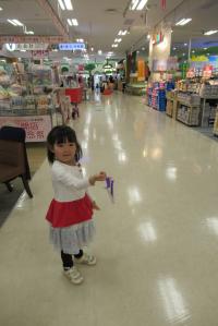 あそびのひろばinイオン広島祇園紙コプターをもつ女の子