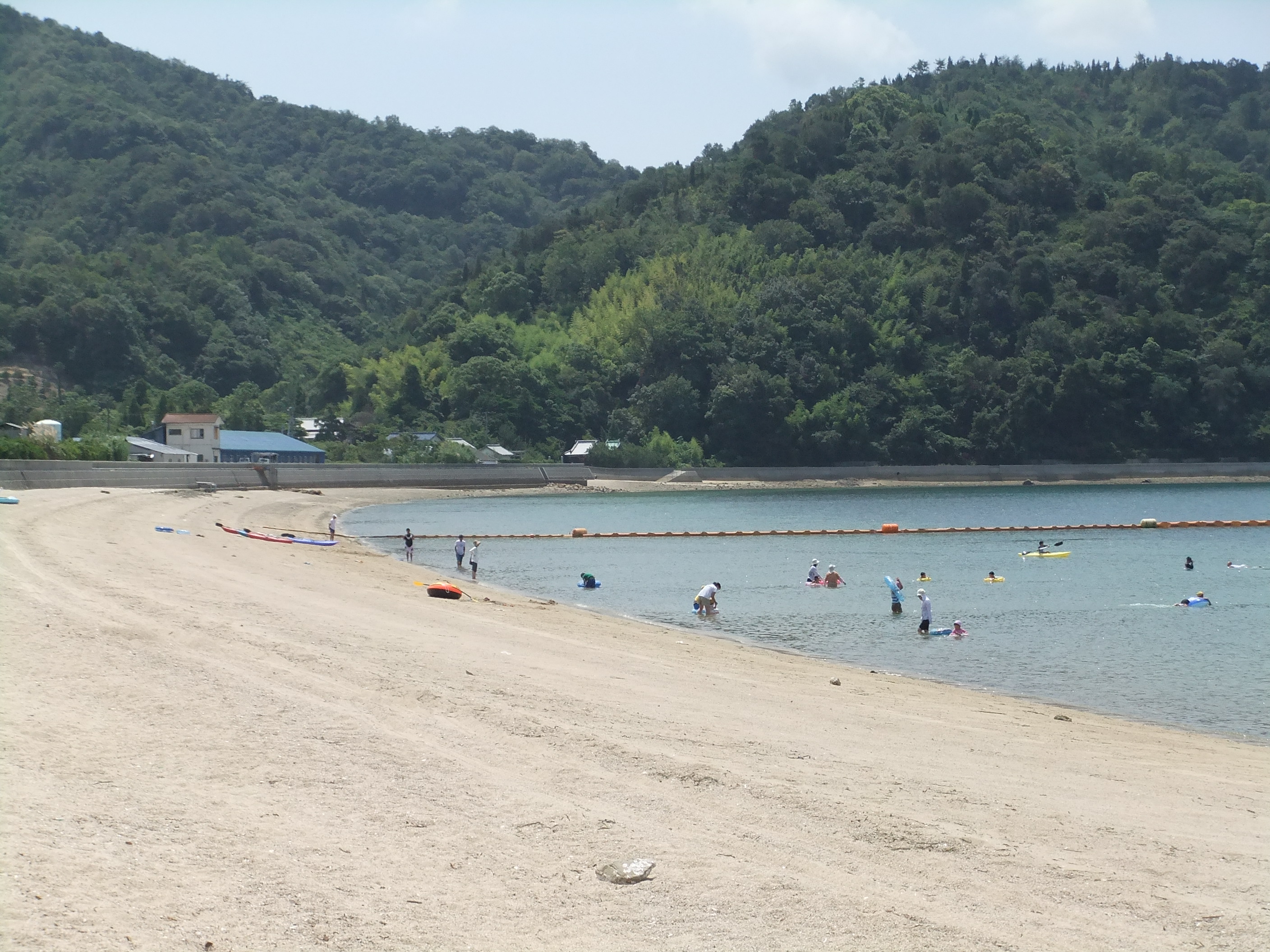 海水浴場として利用されている砂浜の写真