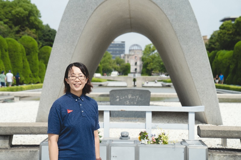 広島市の平和公園の慰霊碑前に立つ女性