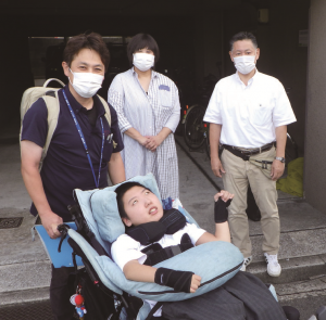 看護師、保護者、タクシー運転手の皆さんと一緒に