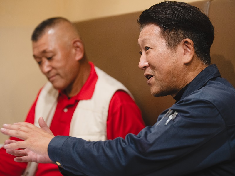 居酒屋で語り合っている２名の漁師さん