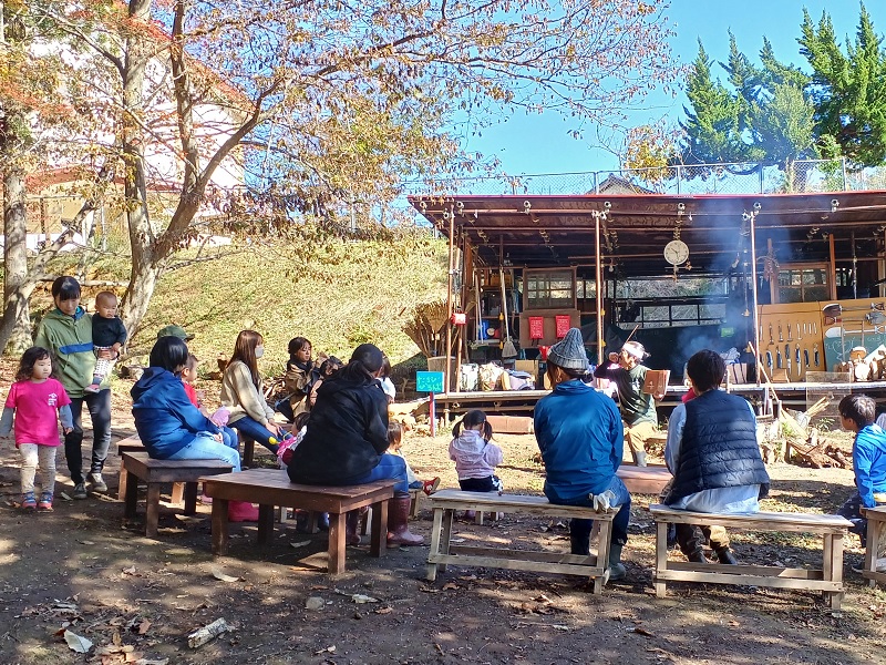 山の中で自然を楽しむ多くの大人と子供たち