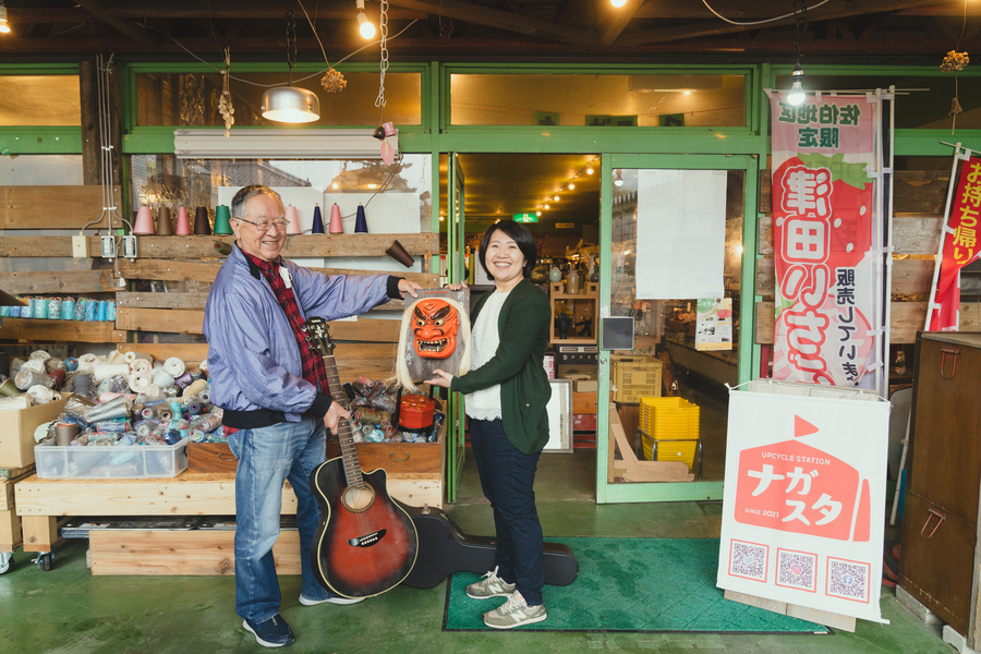 ナガタストアーの入口で住民と触れ合う黒木さん