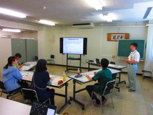 座学を受講中の研修生