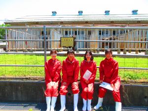 種雄牛舎前を見学している様子