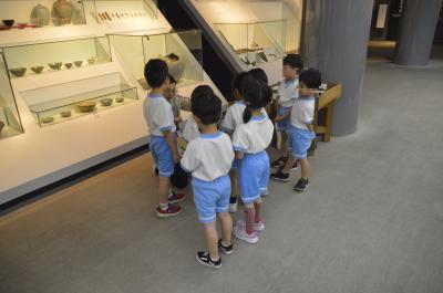 水呑こども園 草戸千軒展示室体験展示を見学