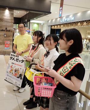 ゆめタウン店内で呼びかけをしているボランティアの写真