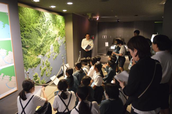 手城小学校見学 草戸千軒展示室導入部見学風景