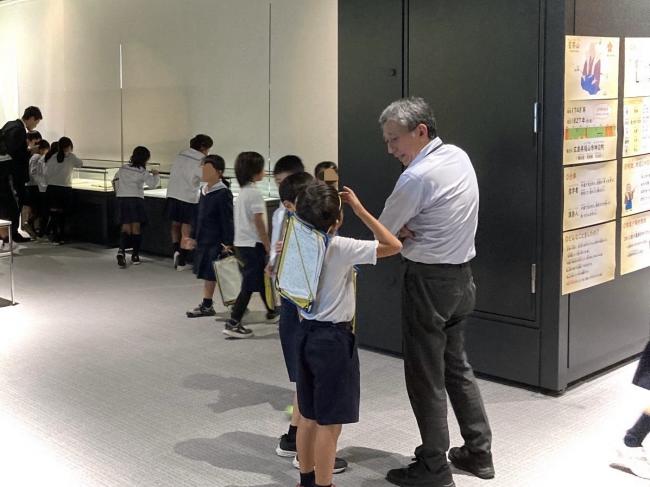 福山市立御幸小学校見学風景(近世文化展示室)