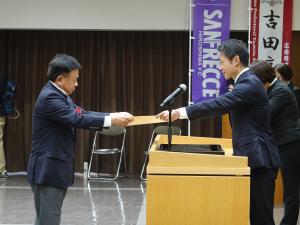 エディオン陸上部副部長　岡本康裕様（藤井菜々子選手代理）
