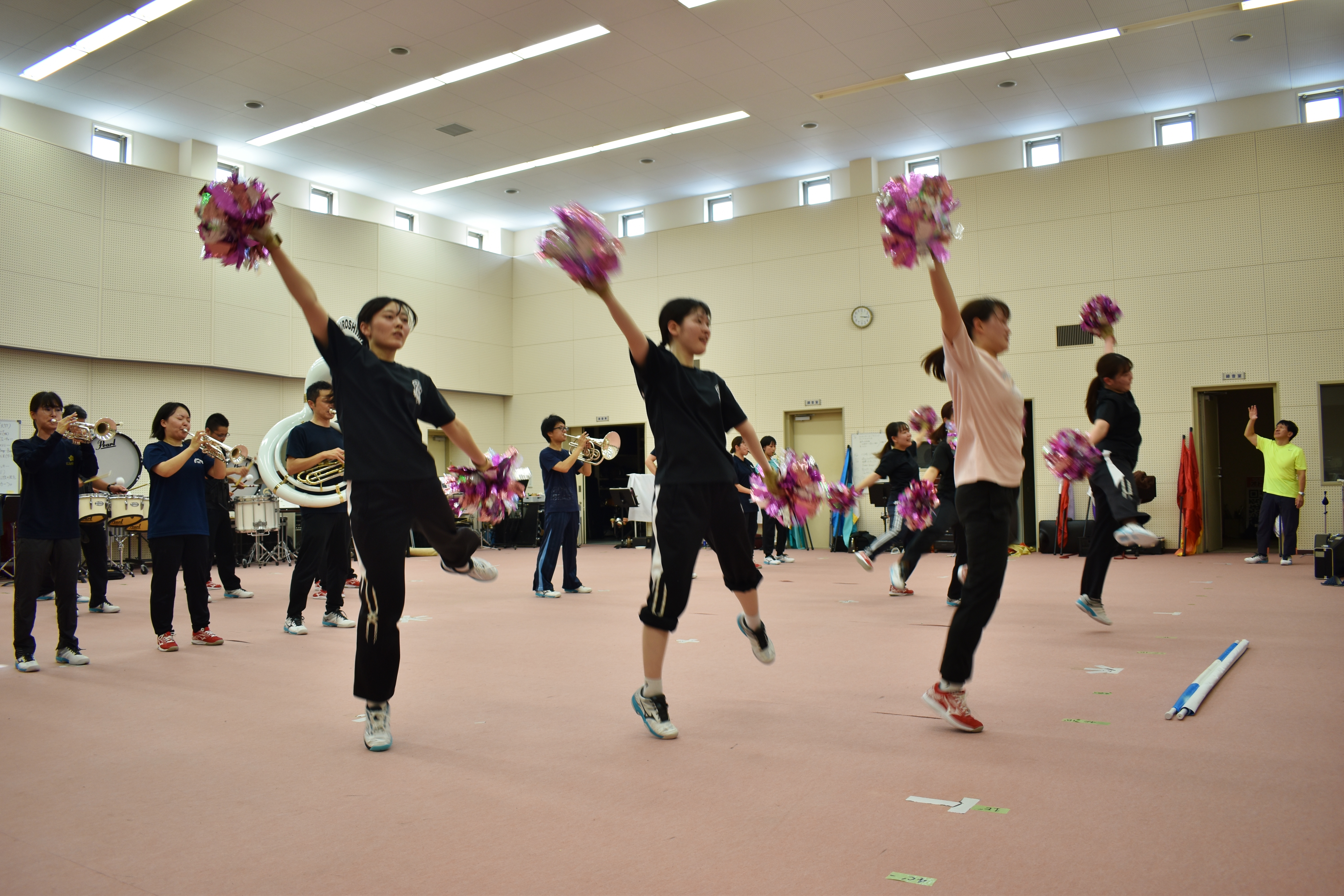 ポンポンを持ってダンスする様子