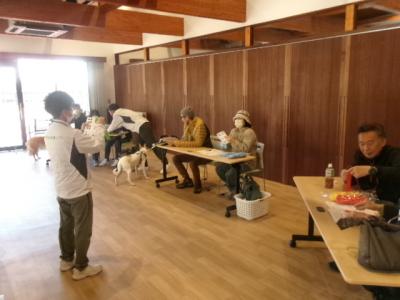 交流会８　ノーズワークマット作成の様子