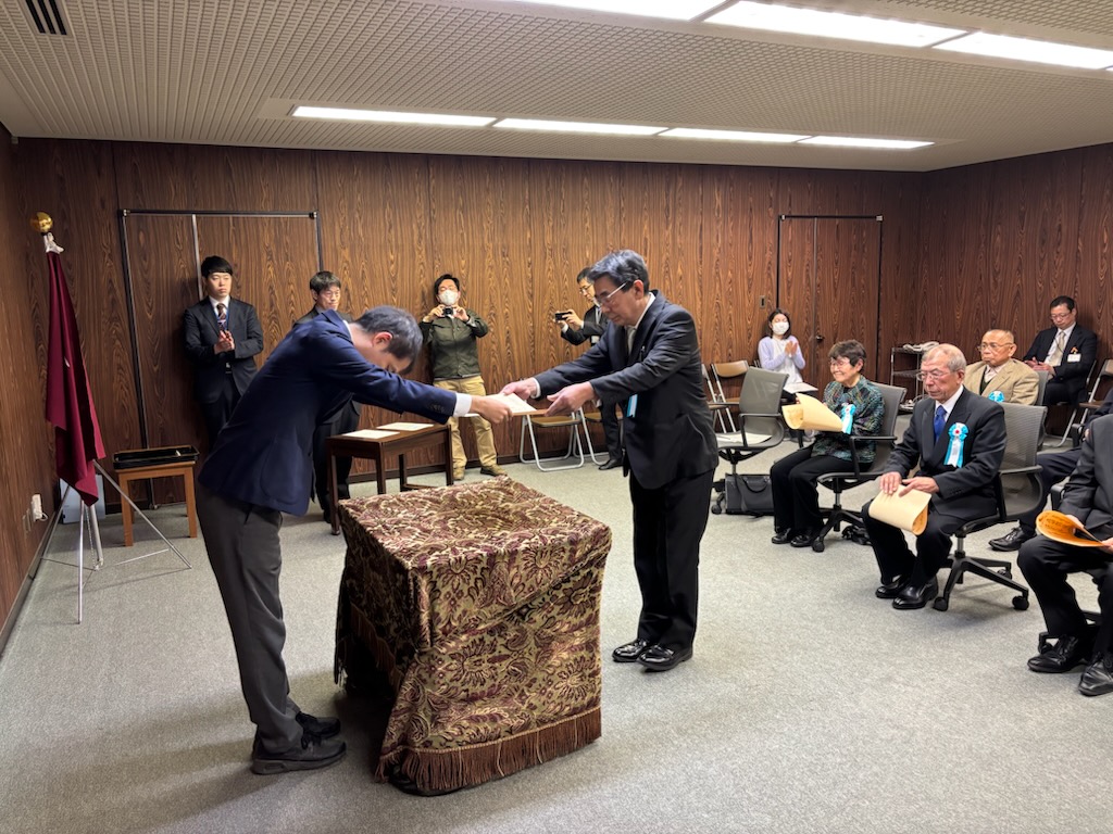 増長秀樹氏の受彰の様子
