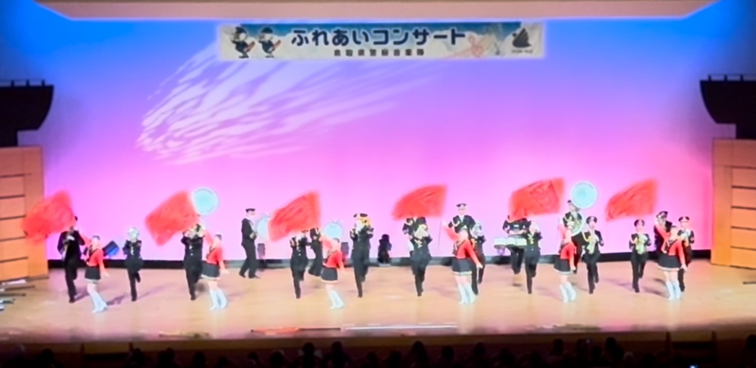 フラッグを振るカラーガード