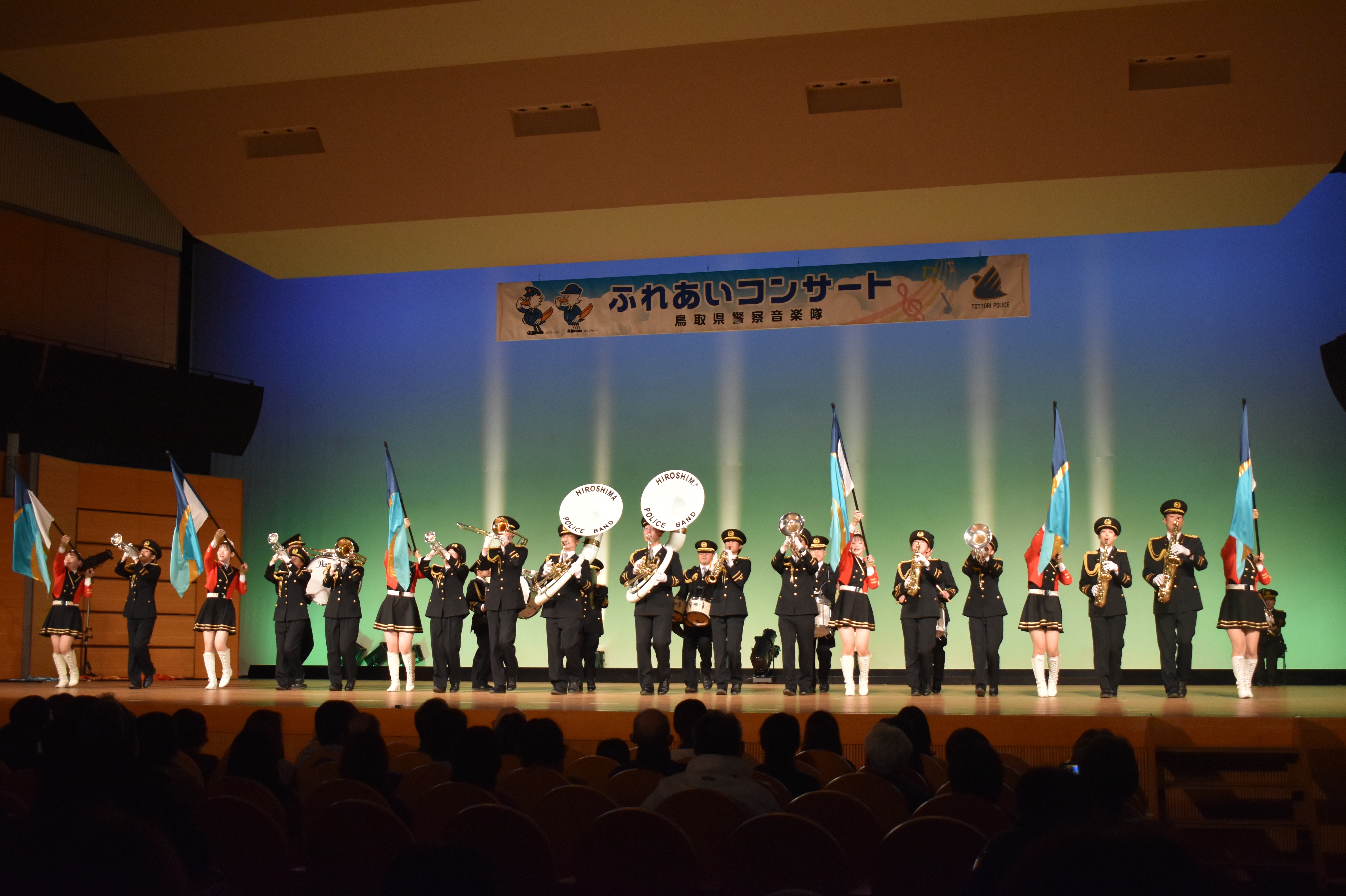 一列に並んで演奏する音楽隊