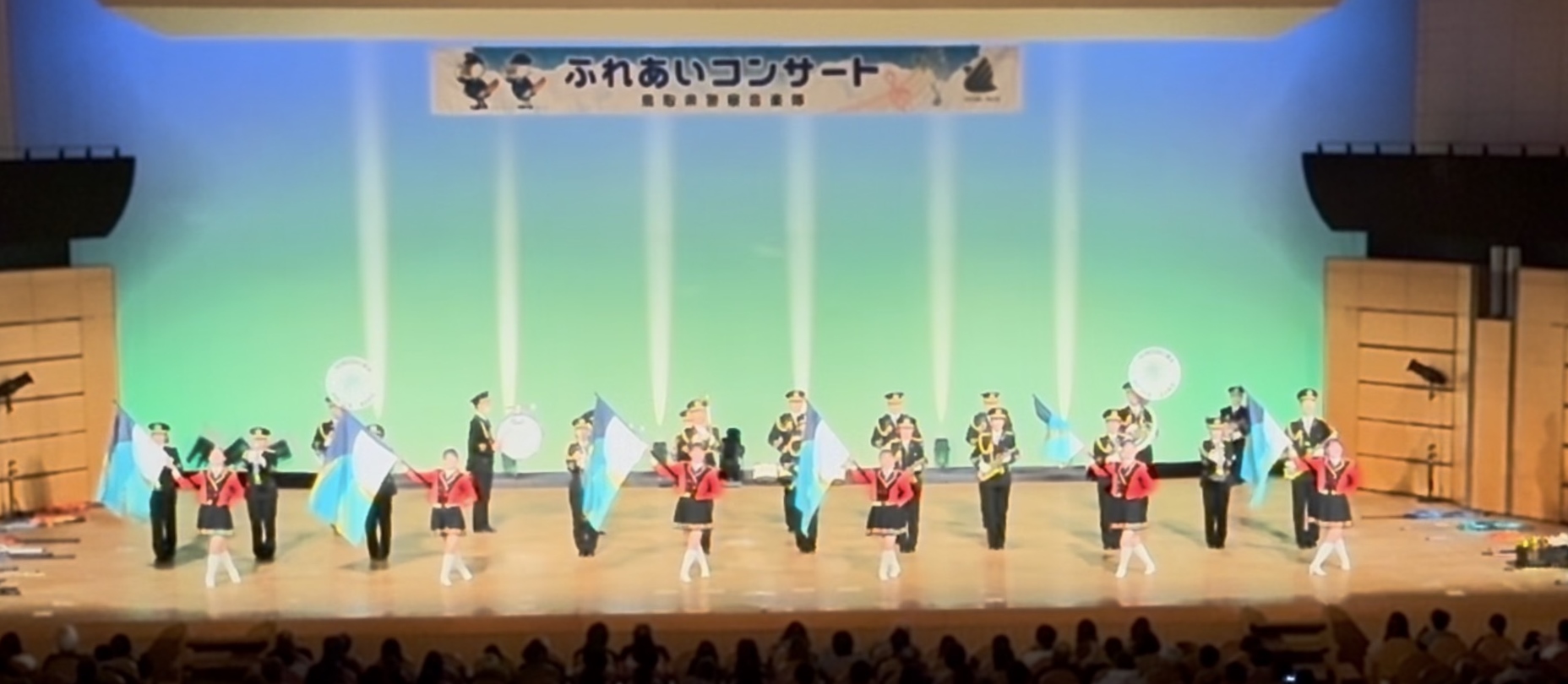 音楽隊とカラーガードの演技