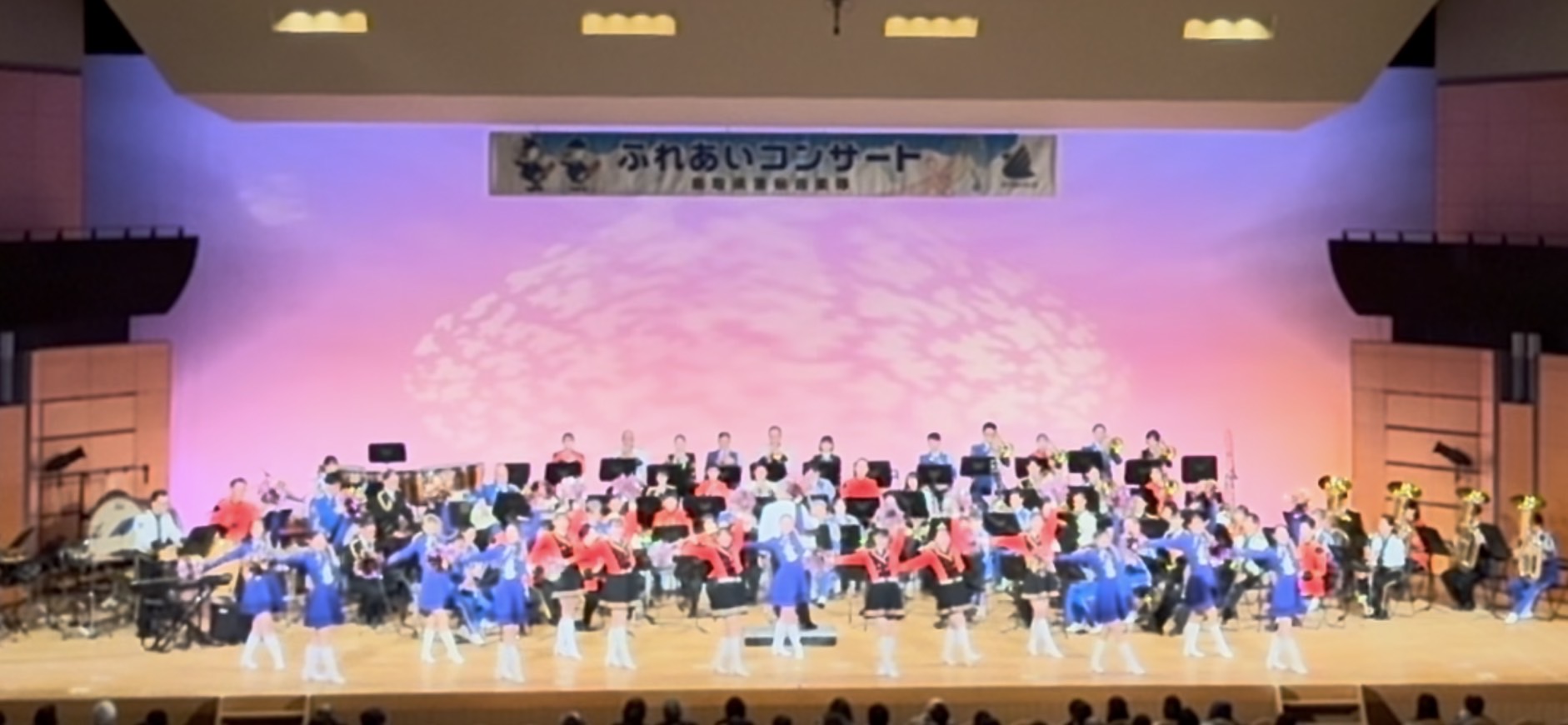 観客にポーズするカラーガード