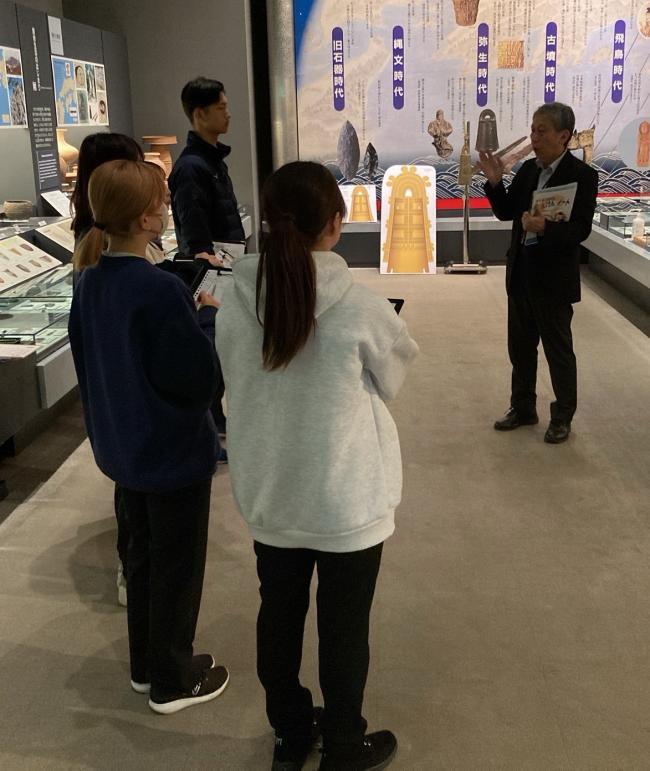 11/21福山平成大学通史展示室見学風景画像