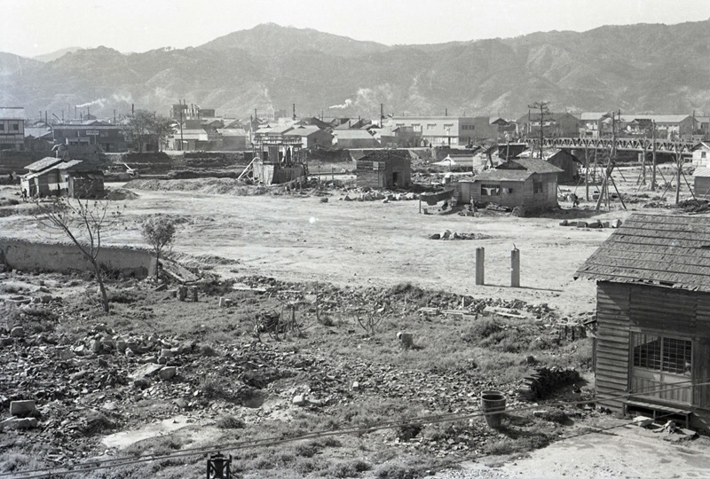 整備されつつある平和記念公園（1952）の画像