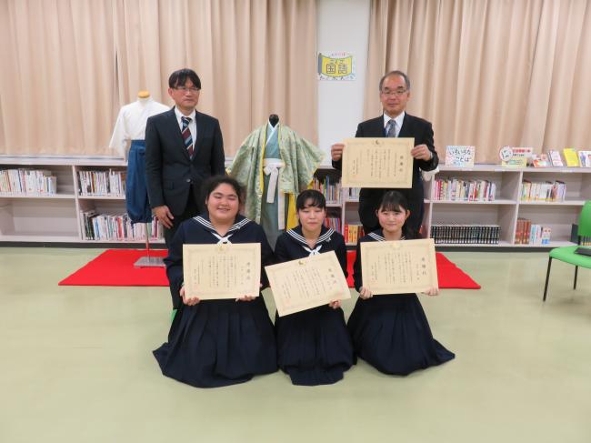 令和６年度海田高校中世衣装贈呈式写真