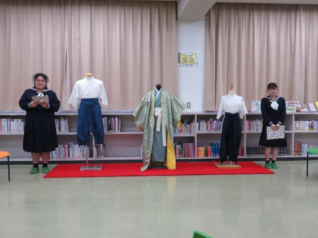 令和６年度海田高校制作中世衣装贈呈式での生徒さんの説明のようす画像