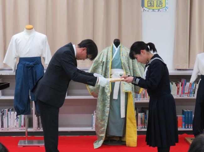令和６年度海田高校制作中世衣装贈呈式での感謝状をお渡しする場面画像