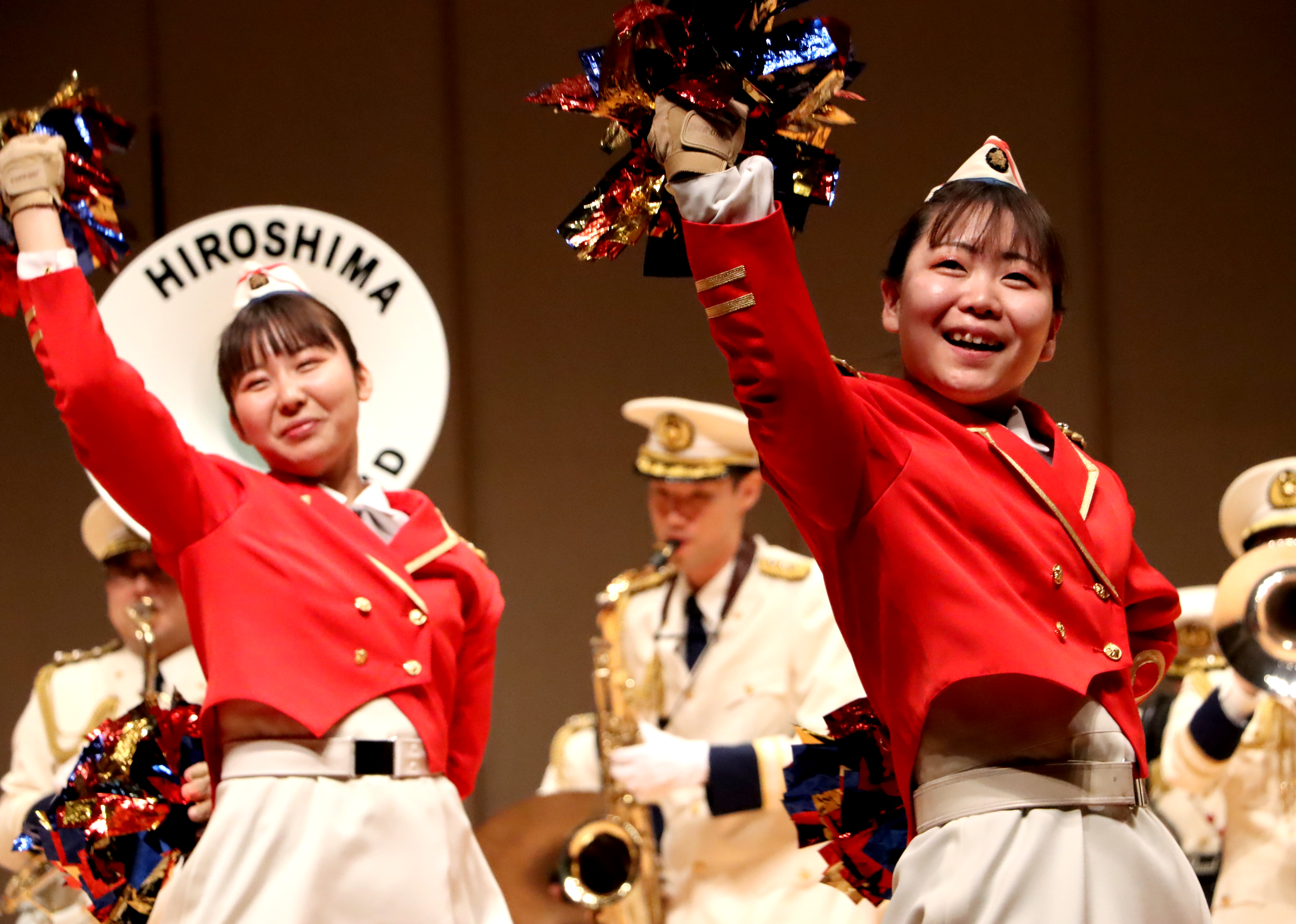ポンポンを持って演技するカラーガード