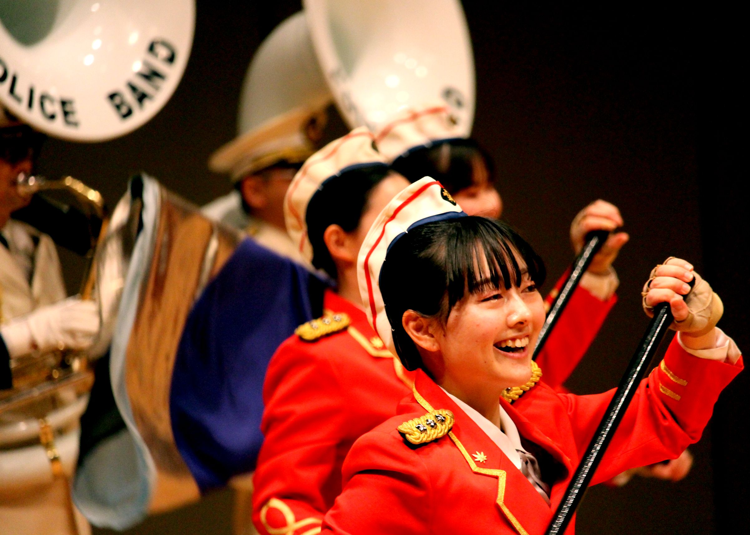 ステッキを持って演技するカラーガード