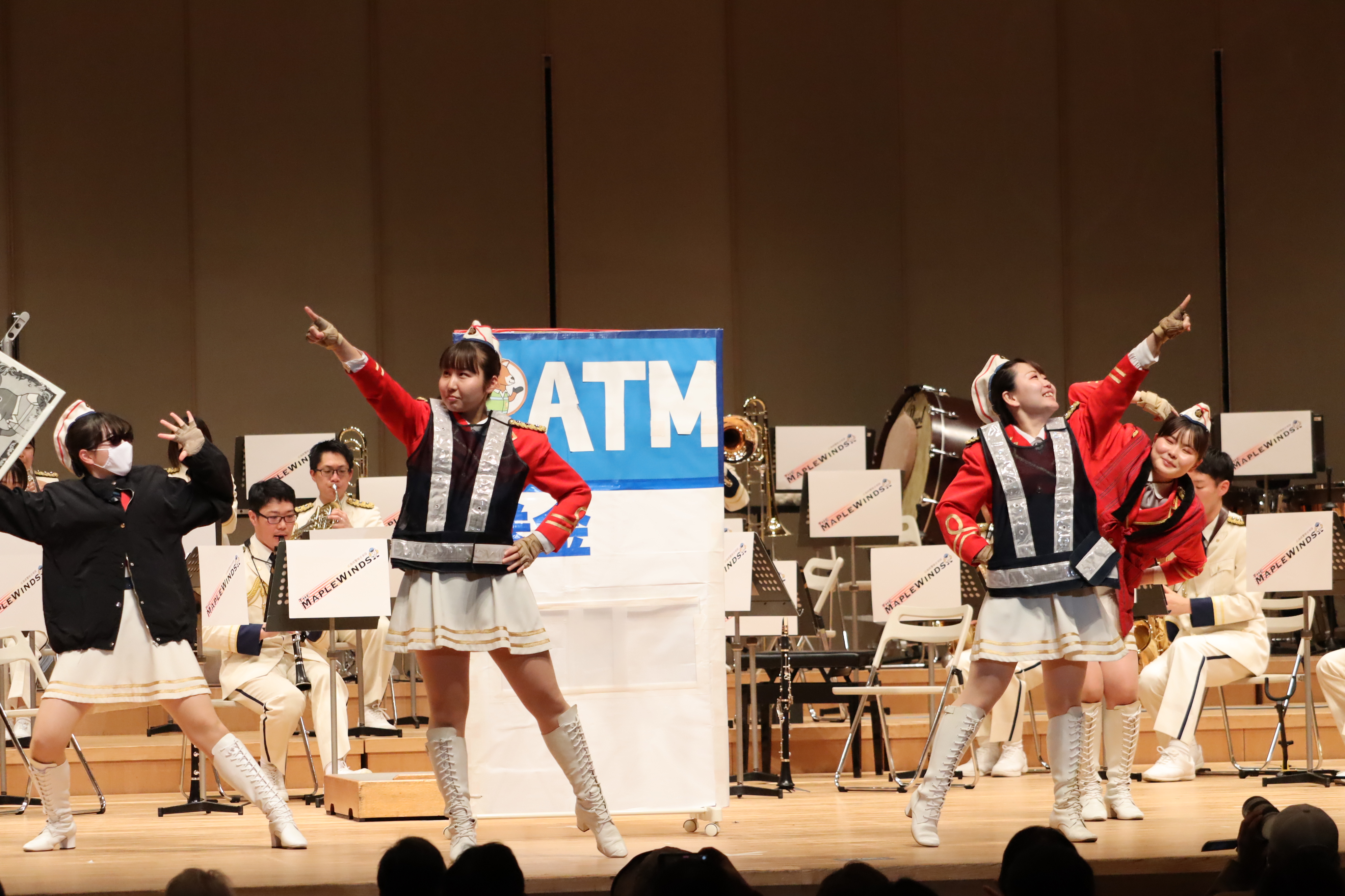 カラーガードの防犯演技