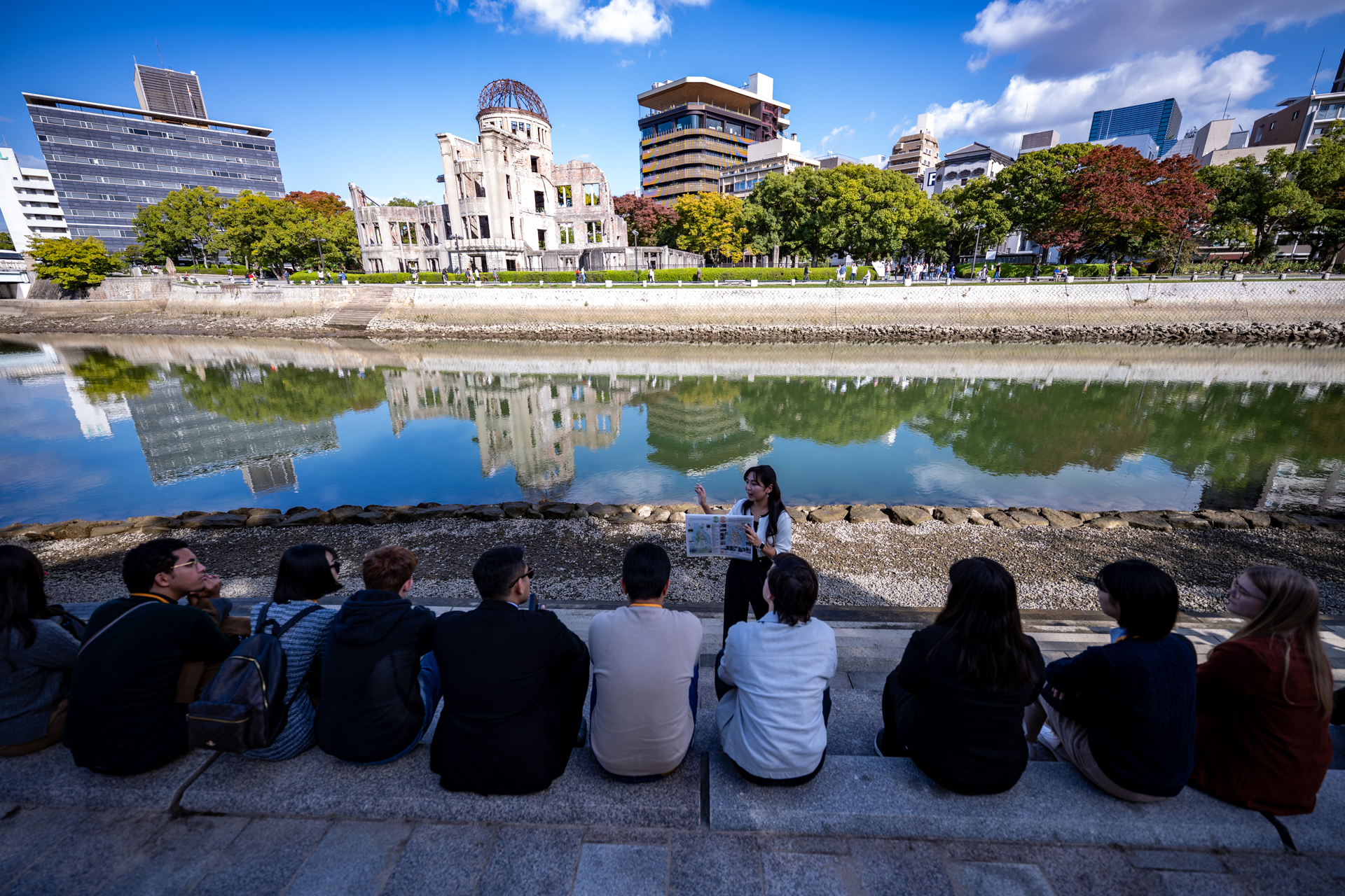 平和記念公園ツアーの様子_広島-ICANアカデミー2024