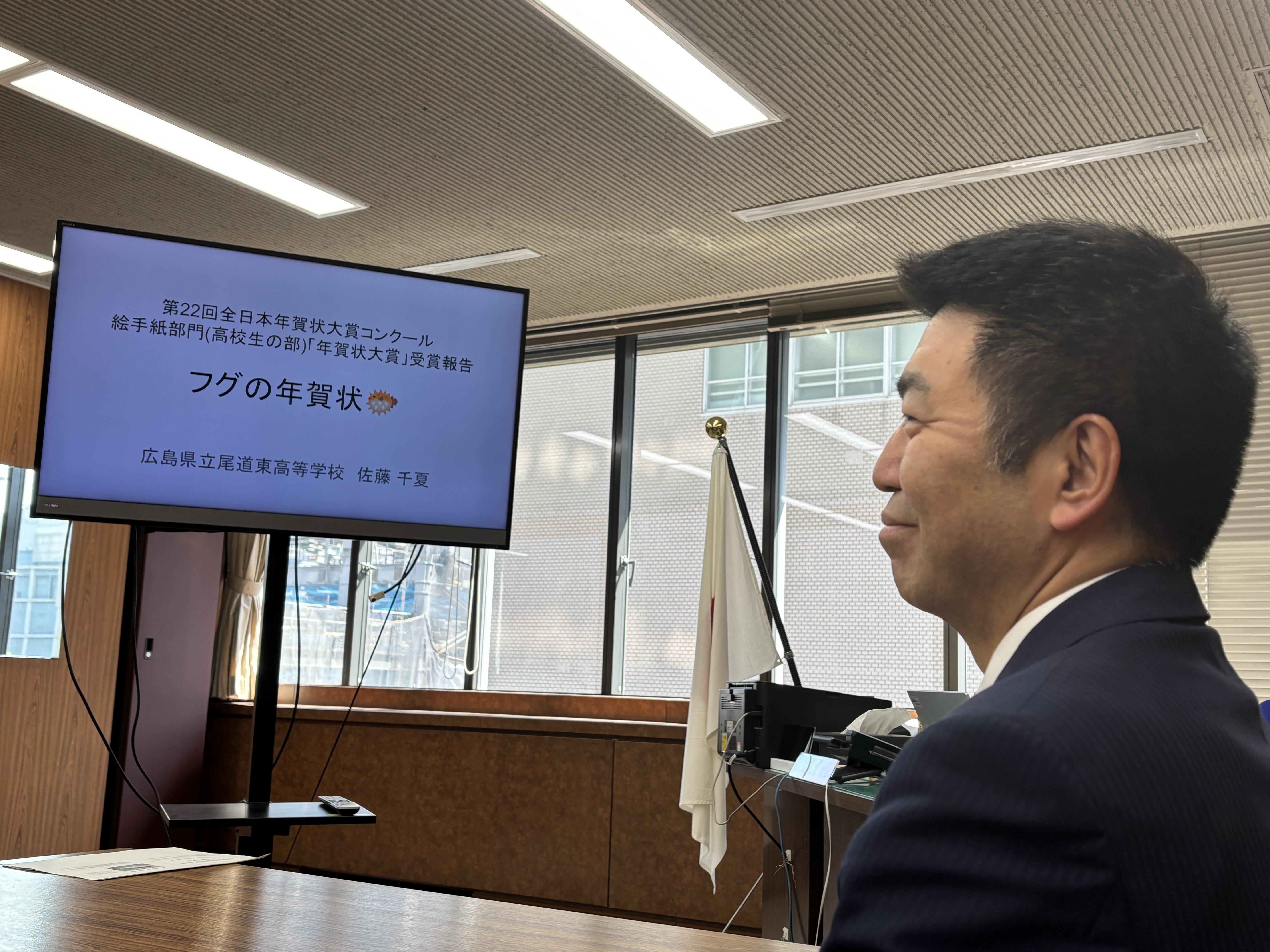 説明を聞く教育長