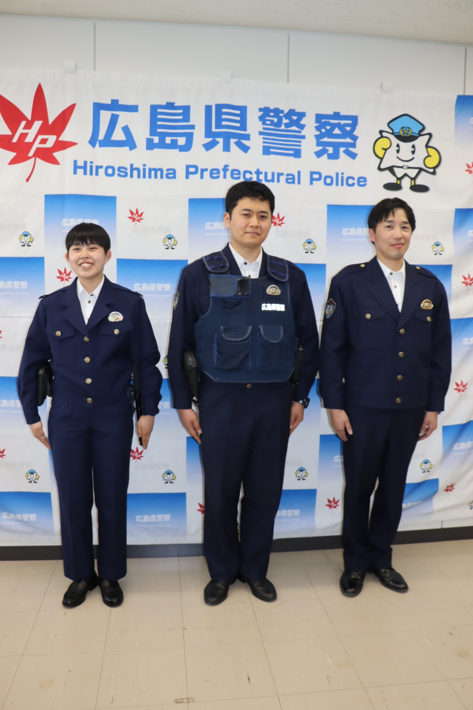 ノーネクタイの警察官