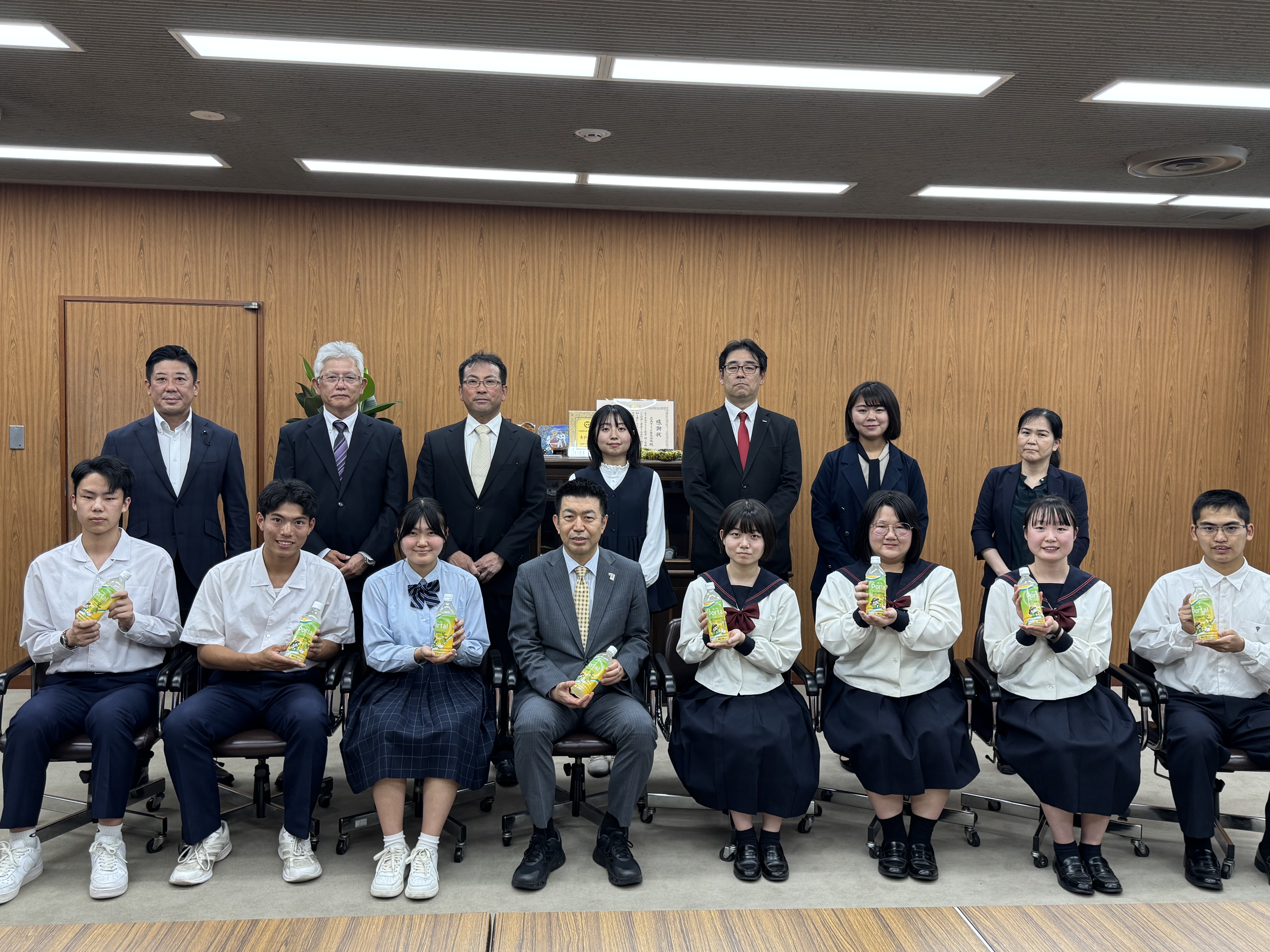 西条農業高校と広島商業高校の先生と生徒、教育長集合写真