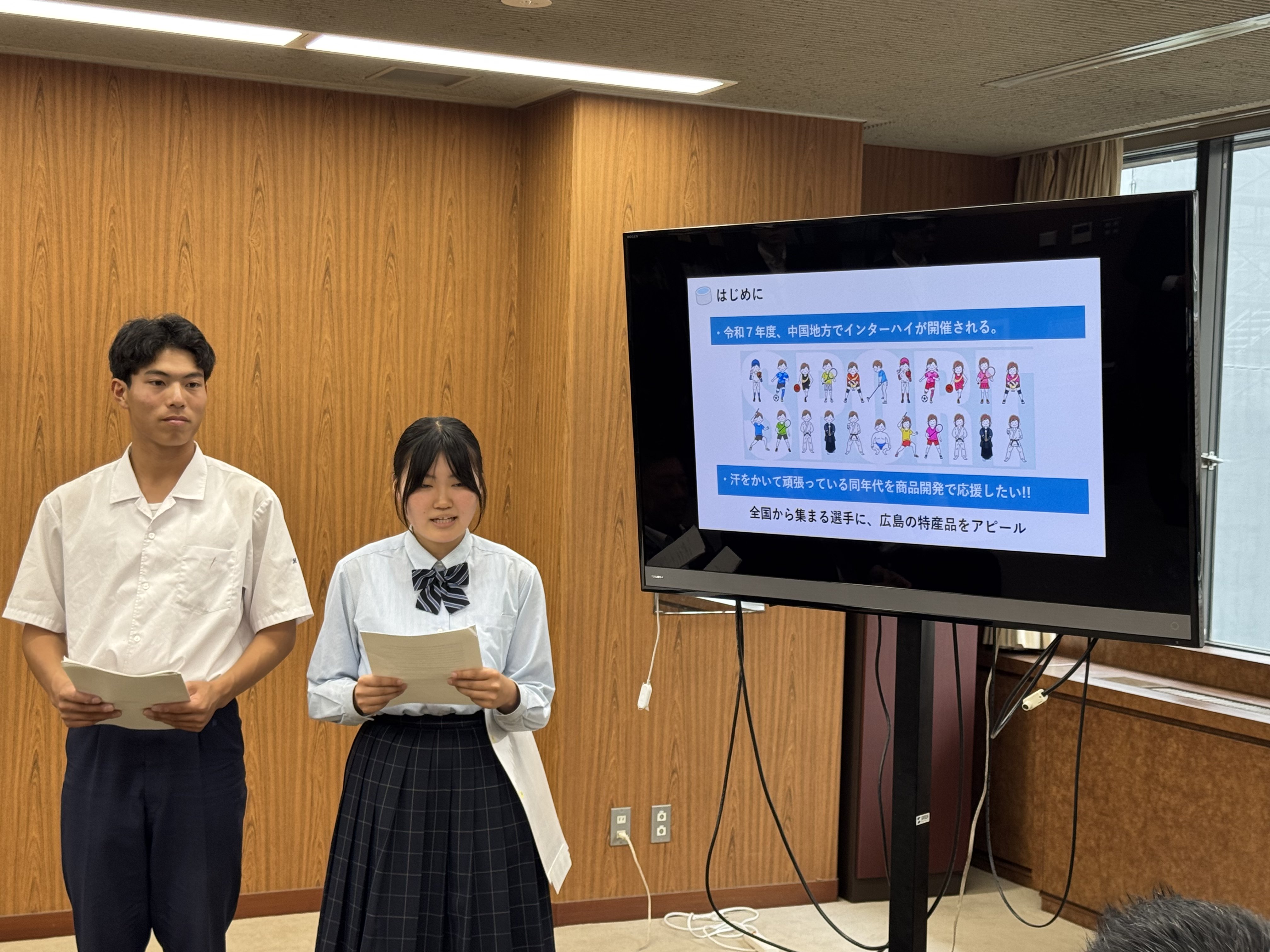 教育長にプレゼンテーションをする西条農業高校生徒