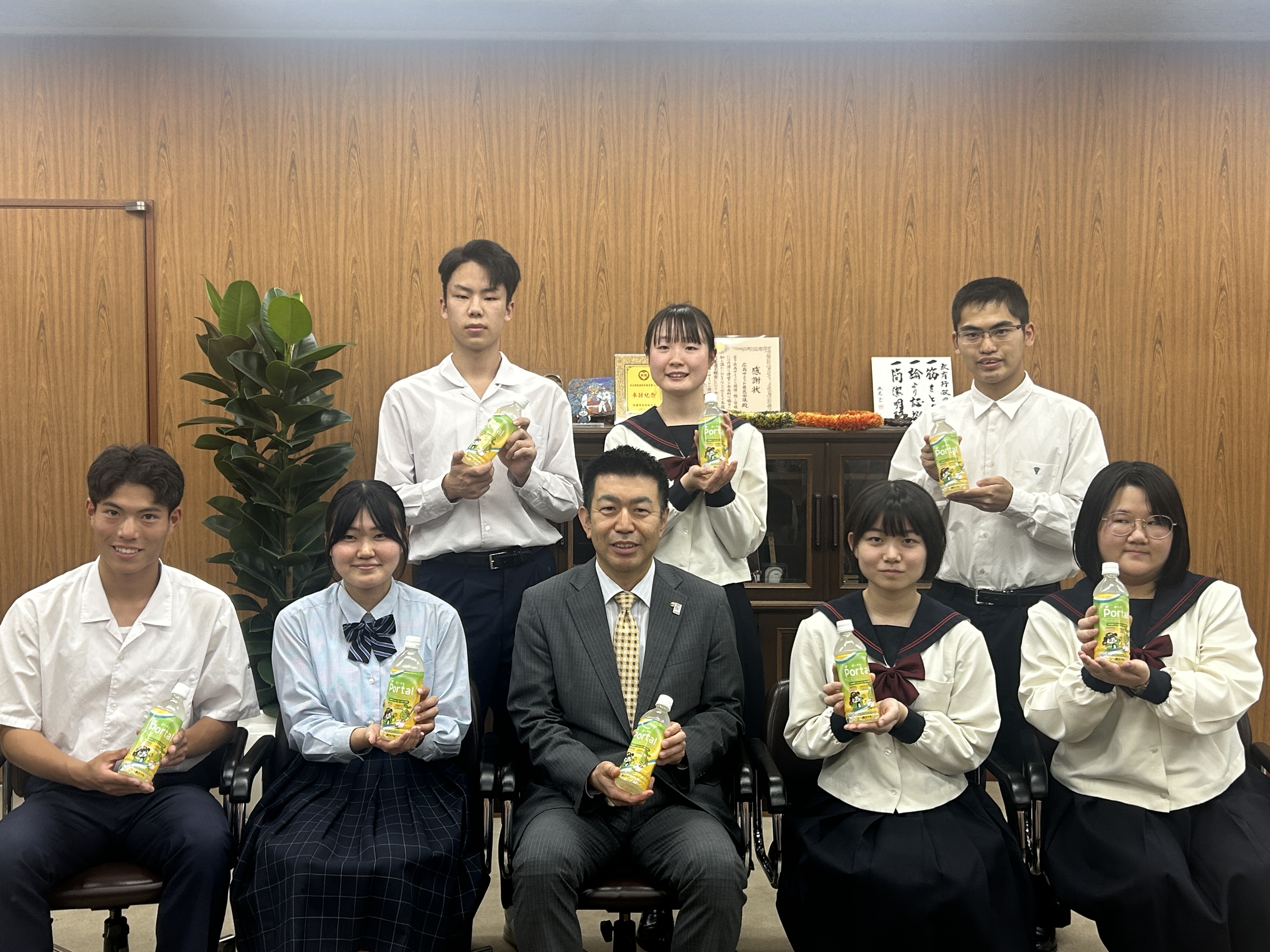 西条農業高校生徒と広島商業生徒と教育長集合写真