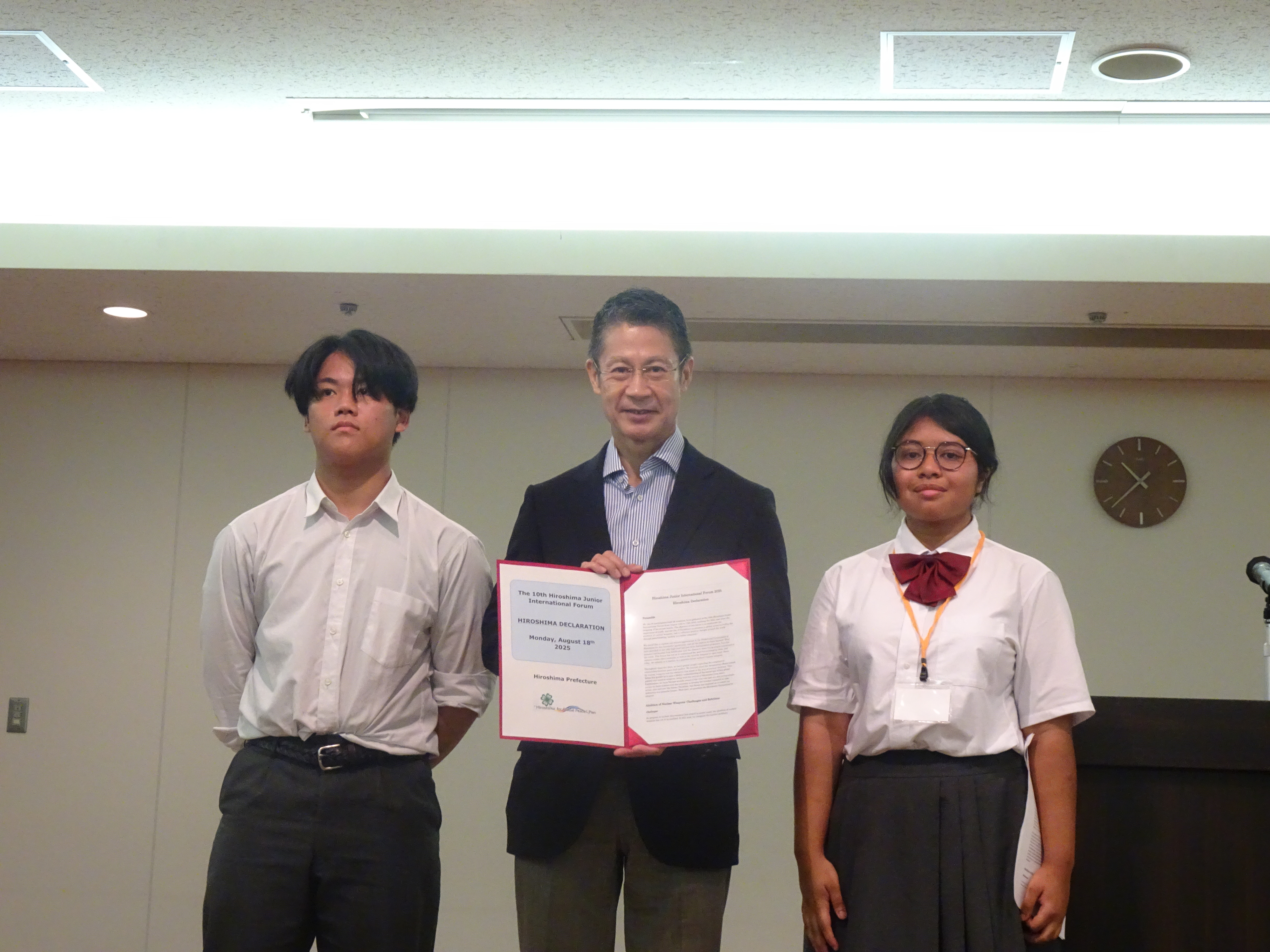 知事への広島宣言手交の様子