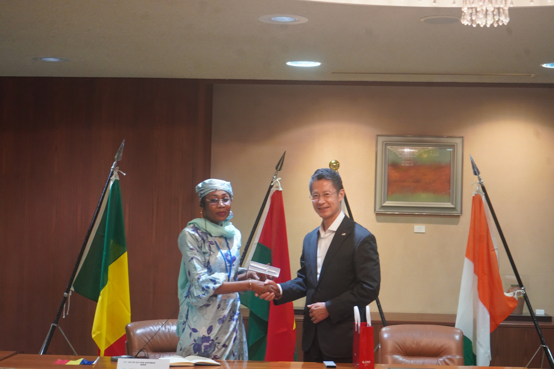 知事から記念品